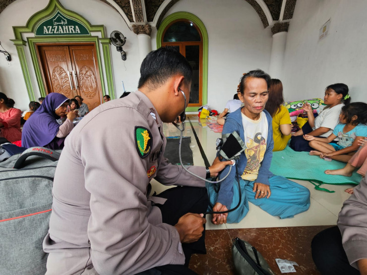 Polri All Out  Evakuasi Hadirkan Randurlap dan Patroli Kesehatan Door to Door untuk Korban Banjir Karawang