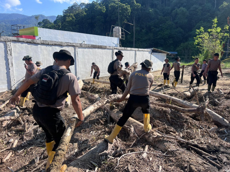 Pulihkan Pasca-Banjir Bandang Tim SAR Resimen II Pasukan Pelopor Bersihkan Sungai di Agam