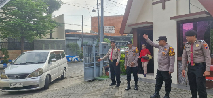 Jelang Natal dan Tahun Baru, Bhabinkamtibmas Tropodo Perkuat Keamanan Gereja Salib Suci