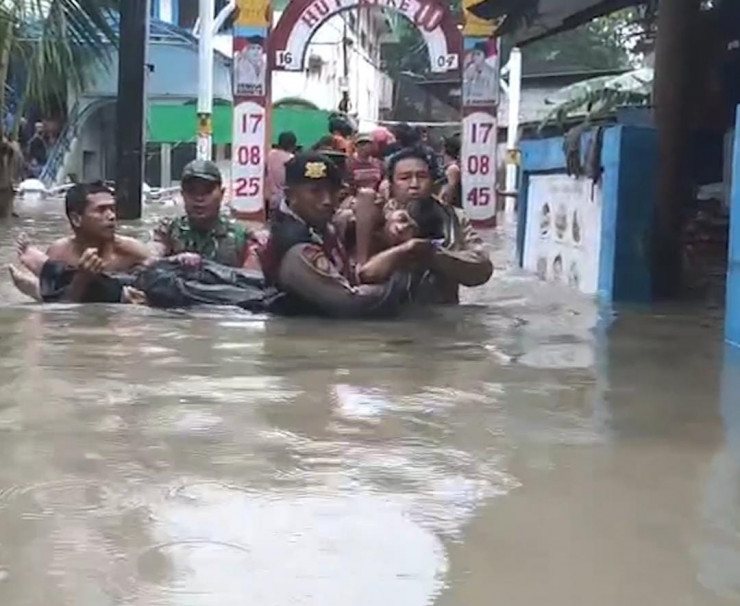 Polri Bergerak Tangani Banjir Cakung Kerahkan 132 Personel Perahu Taktis Kendaraan 4x4 dan Dapur Lapangan Brimob
