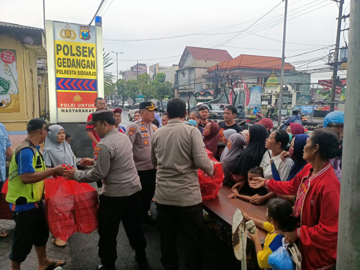 Polsek Gedangan Bagikan Takjil ke Masyarakat dan Pengendara