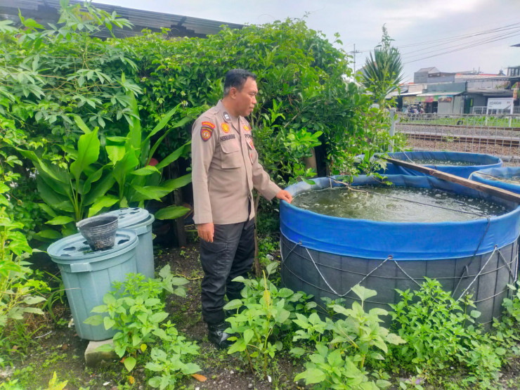 Polsek Gedangan dengan Warga Manfaatkan Lahan Kosong untuk Budidaya Ikan Lele