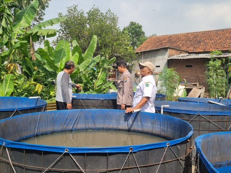 Bhabinkamtibmas Kedungturi Tinjau Pemanfaatan Lahan Ketahanan Pangan Polresta Sidoarjo untuk Pembesaran Lele