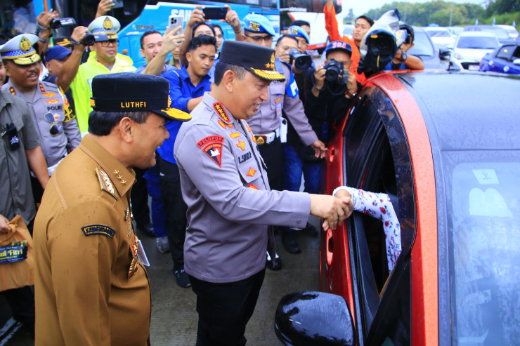 Kapolri Sapa Pemudik di Tol Kalikangkung, Sampaikan Pesan Utamakan Keselamatan
