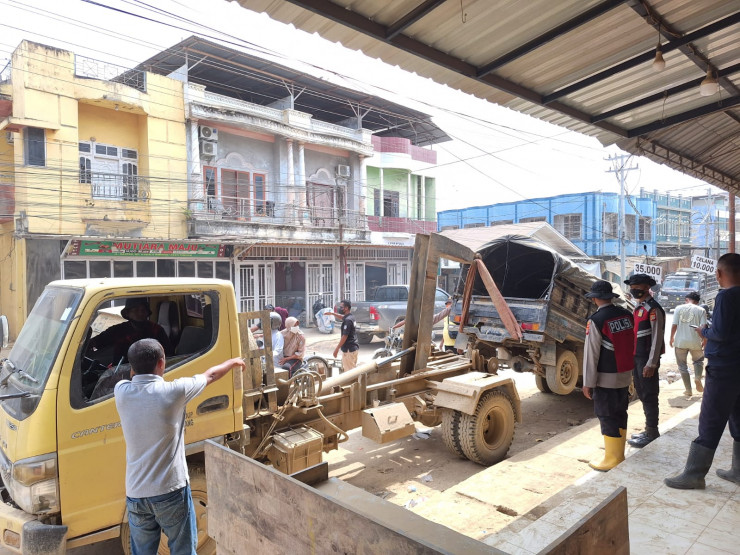Dari Jalan Tergenang ke Bengkel Perbaikan Polisi gunakan towing Evakuasi Mobil Warga Pascabanjir
