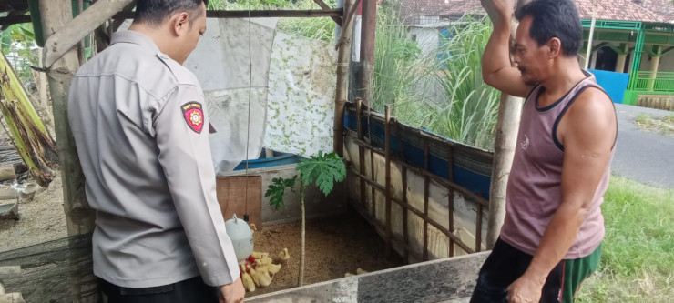 Anggota Polsek Tarik Sambang Desa Ketahanan Pangan bersama Peternak Bebek